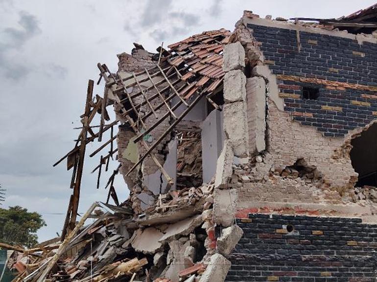 Malatyada ağır hasarlı 2 katlı bina çöktü