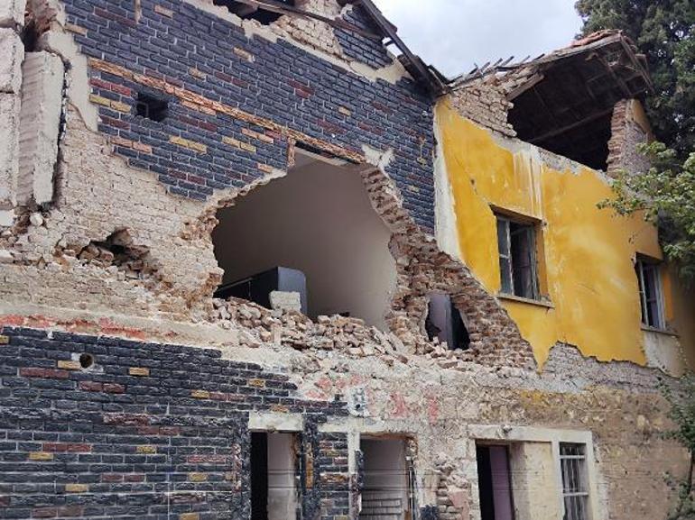 Malatyada ağır hasarlı 2 katlı bina çöktü