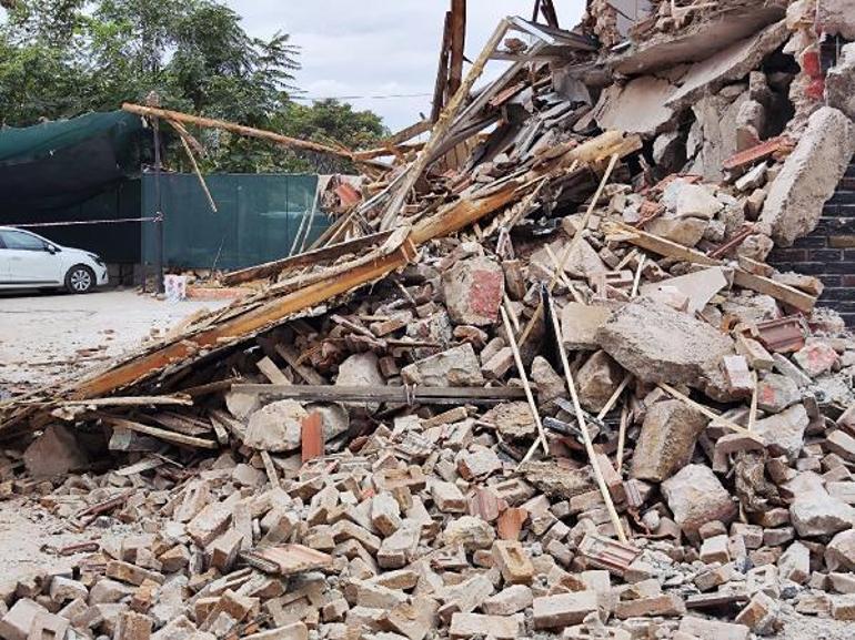 Malatyada ağır hasarlı 2 katlı bina çöktü