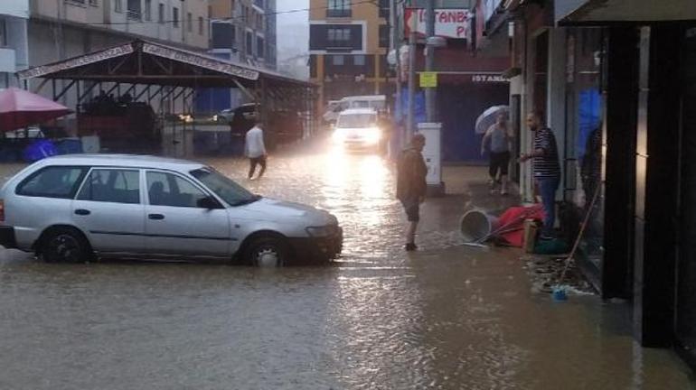 Trabzon’da sağanak; yollar göle döndü