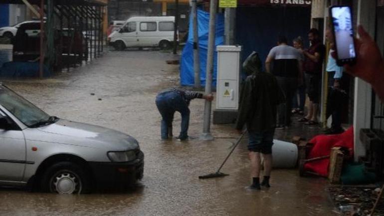 Trabzon’da sağanak; yollar göle döndü