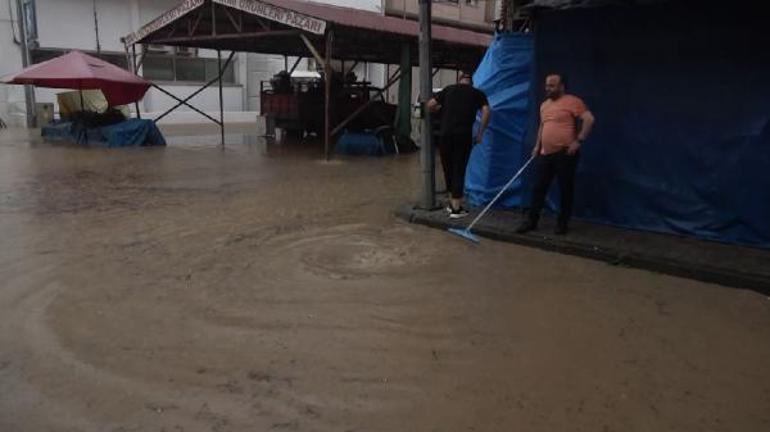 Trabzon’da sağanak; yollar göle döndü