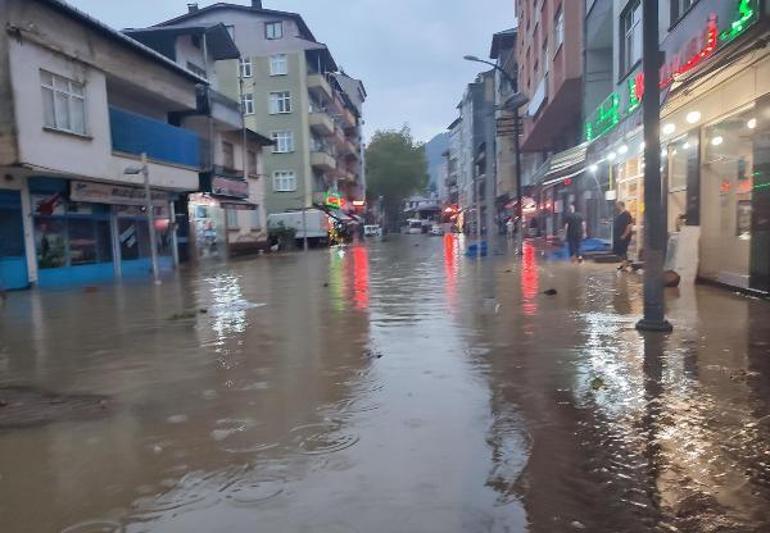 Trabzon’da sağanak; yollar göle döndü