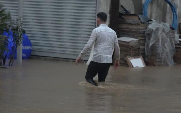 Trabzon’da sağanak; yollar göle döndü