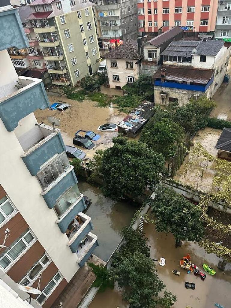 Trabzon’da sağanak; yollar göle döndü