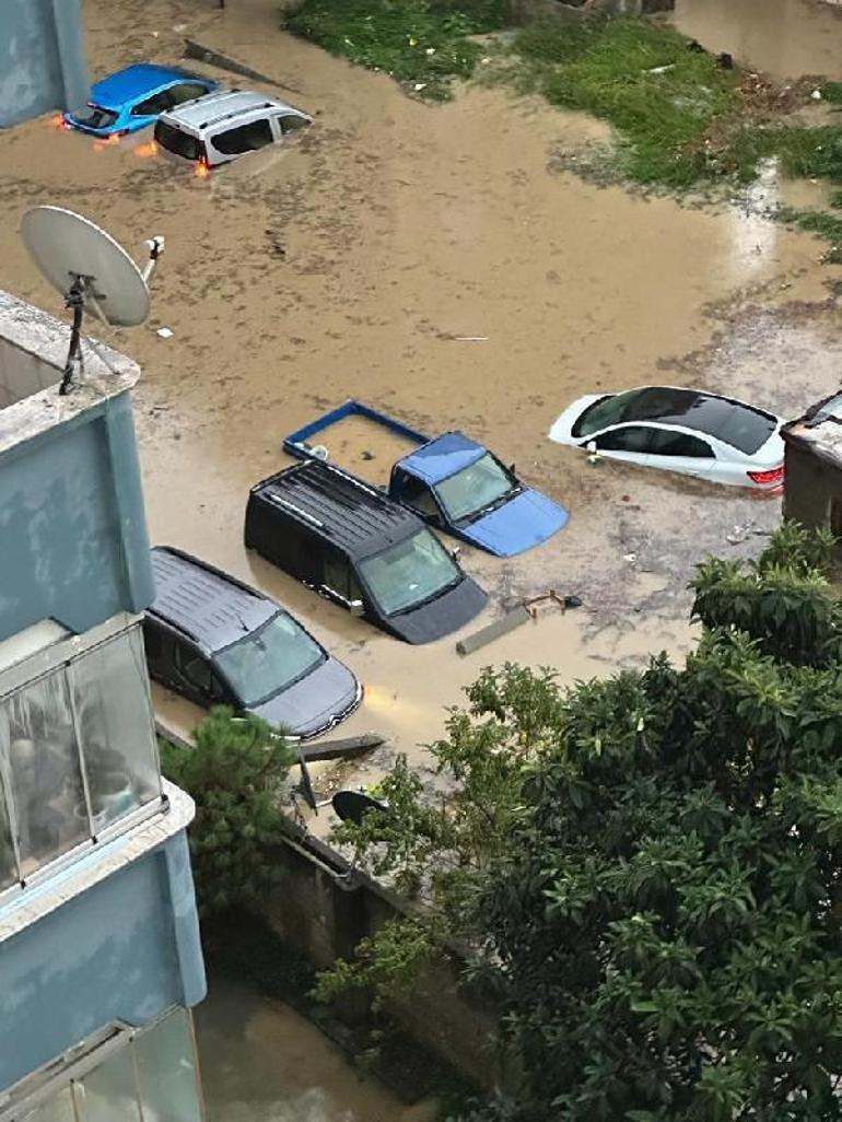 Trabzon’da sağanak; yollar göle döndü