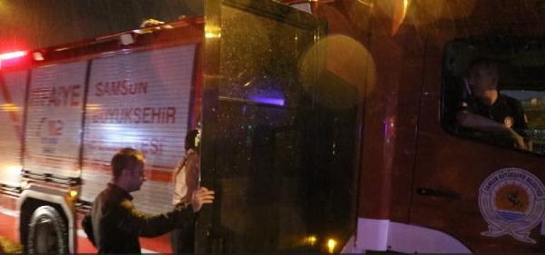 Samsunda sağanak yağışta cadde ve sokaklar göle döndü