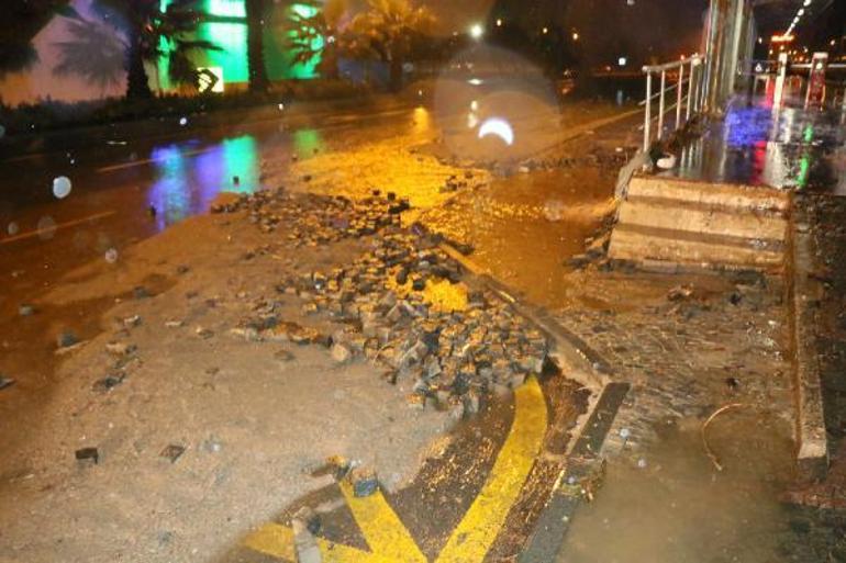 Samsunda sağanak yağışta cadde ve sokaklar göle döndü