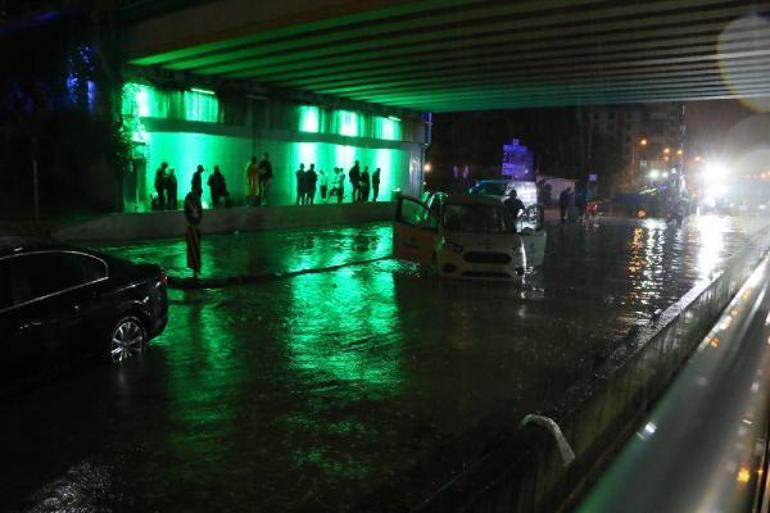 Samsunda sağanak yağışta cadde ve sokaklar göle döndü