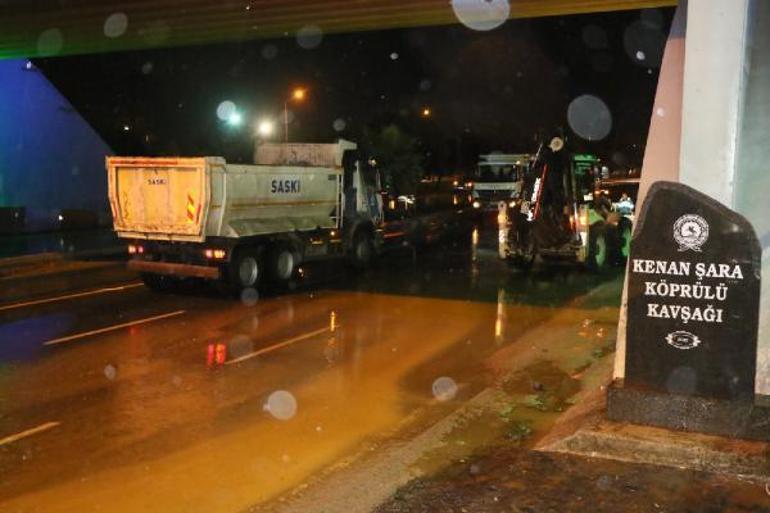 Samsunda sağanak yağışta cadde ve sokaklar göle döndü