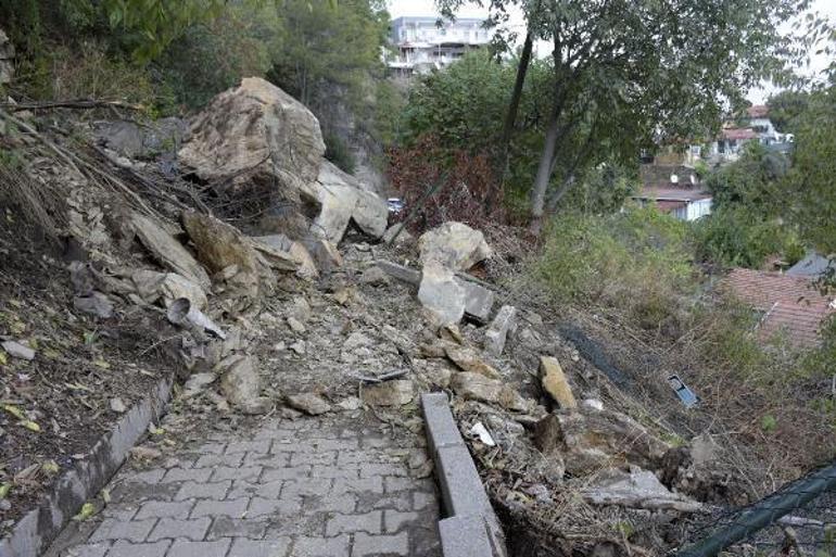 Beşiktaşta yerinden kopan kaya parçaları evlerin üzerine düştü