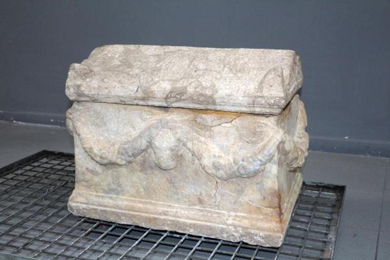Otomobilde, Roma dönemine ait bebek lahdi ele geçirildi