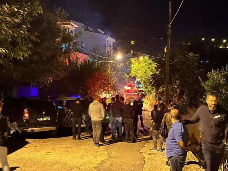 Elektrik kesintisine sinirlenip yolu kapattı