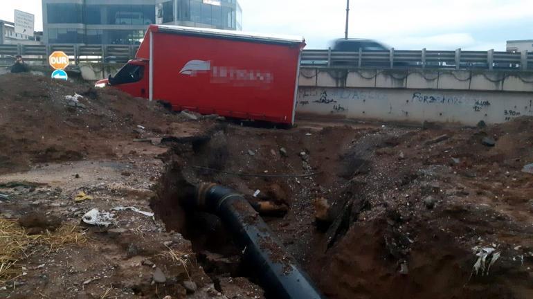 Kocaelide sağanak sebebiyle çöken yola kamyonet düştü