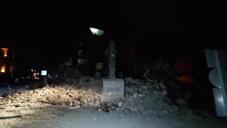 Ağır hasarlı bina yıkılırken kepçe evine zarar verdi; girip temizlik yaptı