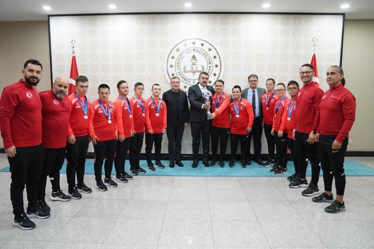 Bakan Tekin, Down Futsal Milli Takımını ağırladı