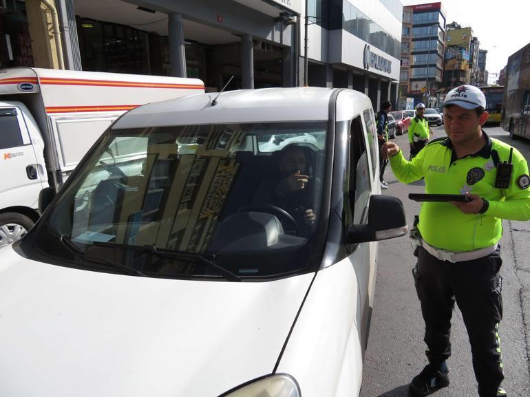 Kadıköyde trafik denetimi: Ceza yazılan sürücü polislere tepki gösterdi