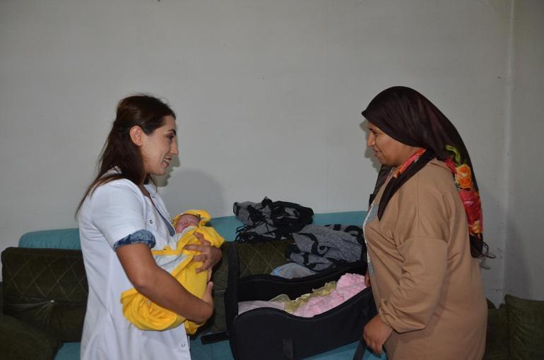 Sezaryen için beklerken sancıları tutan kadın, evde ebe ile doğum yaptı