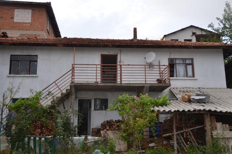 Sezaryen için beklerken sancıları tutan kadın, evde ebe ile doğum yaptı