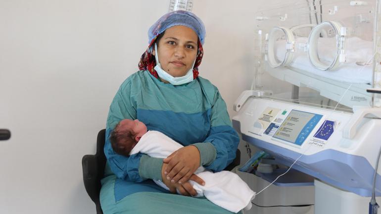 Sezaryen için beklerken sancıları tutan kadın, evde ebe ile doğum yaptı