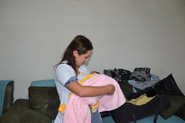 Sezaryen için beklerken sancıları tutan kadın, evde ebe ile doğum yaptı