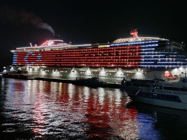 Bodrumdan ayrılan Bahamalar bandıralı yolcu gemisinden Türk bayrağı ışıklandırması yansıtıldı