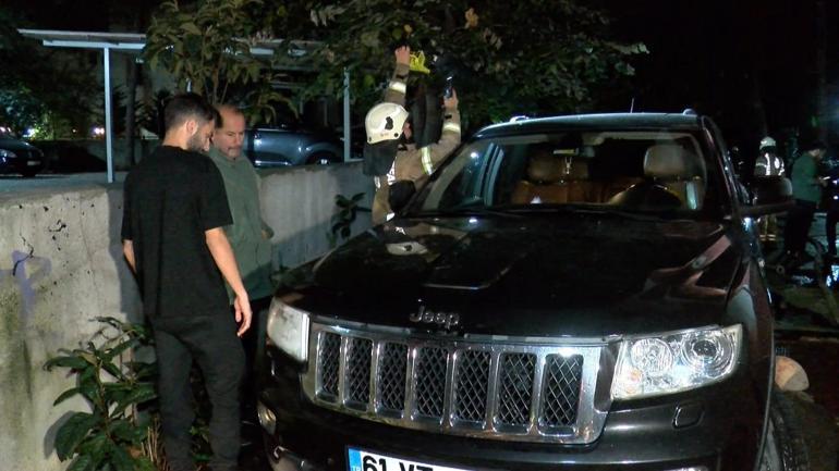 Kadıköy’de açık otoparktaki  3 araç yandı