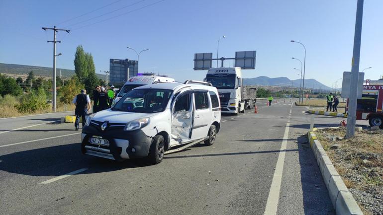 Hafif ticari araçla otomobil çarpıştı: 6 yaralı