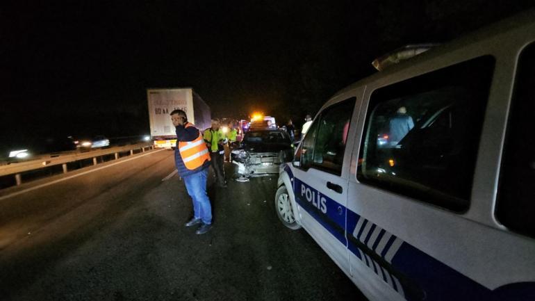 Atık lastik otoyolda kazaya neden oldu, 9 araç birbirine girdi; 4 yaralı