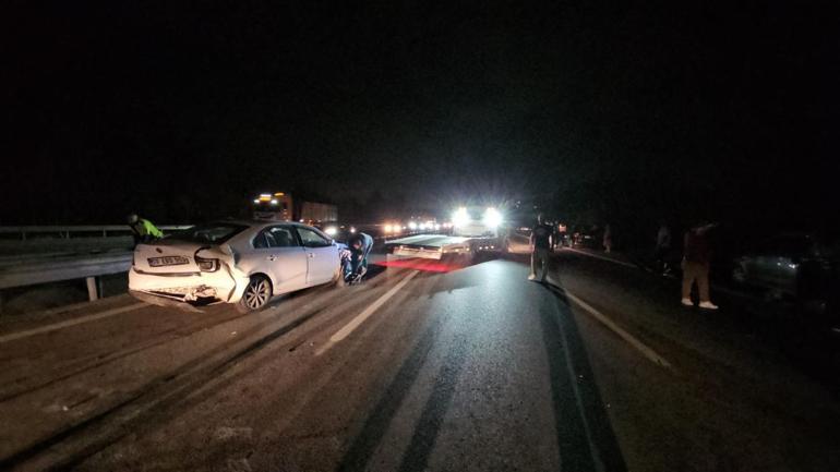 Atık lastik otoyolda kazaya neden oldu, 9 araç birbirine girdi; 4 yaralı