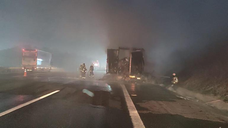 Sarıyerde kumaş yüklü TIR alev alev yandı