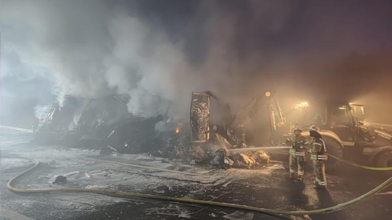 Sarıyerde kumaş yüklü TIR alev alev yandı