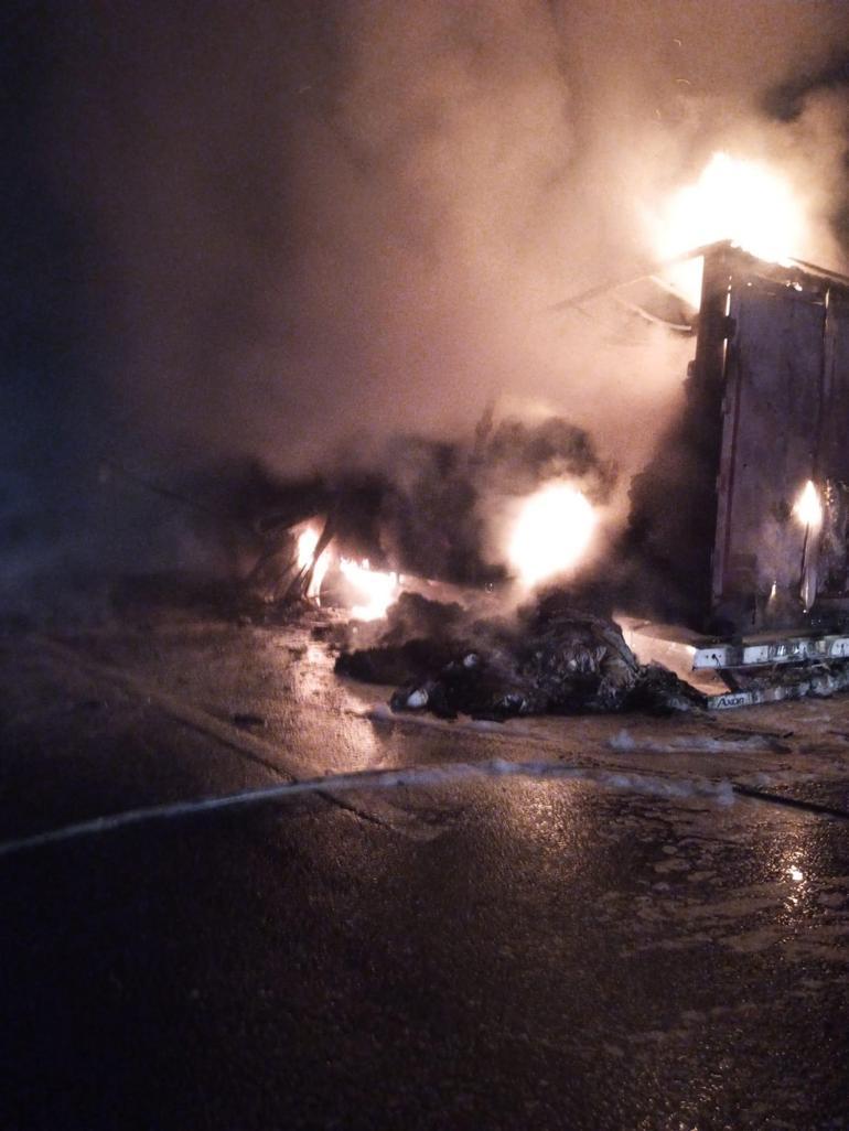 Sarıyerde kumaş yüklü TIR alev alev yandı