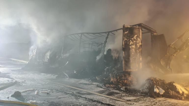 Sarıyerde kumaş yüklü TIR alev alev yandı