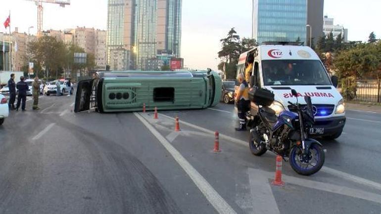 Beşiktaşta otomobil minibüse çarptı: 4 yaralı