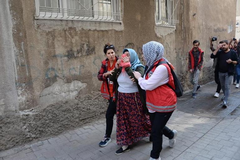 Diyarbakırda izinsiz yürüyüş yapan gruba polis müdahalesi: 104 gözaltı