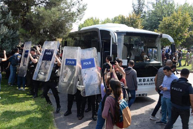 Diyarbakırda izinsiz yürüyüş yapan gruba polis müdahalesi: 104 gözaltı