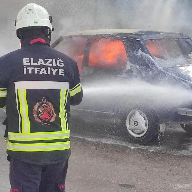 Elazığ’da seyir halindeki otomobil yandı