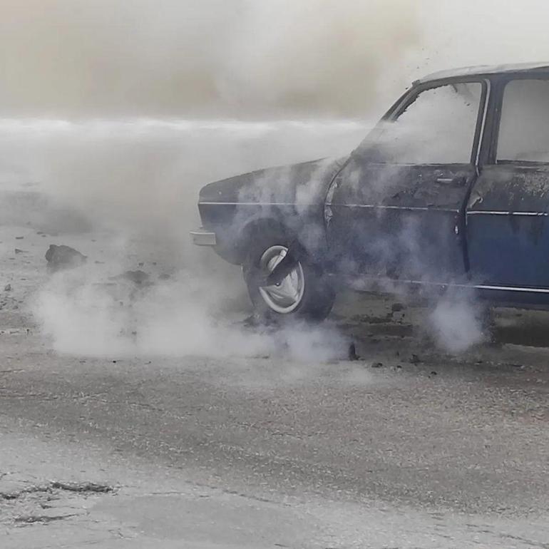 Elazığ’da seyir halindeki otomobil yandı