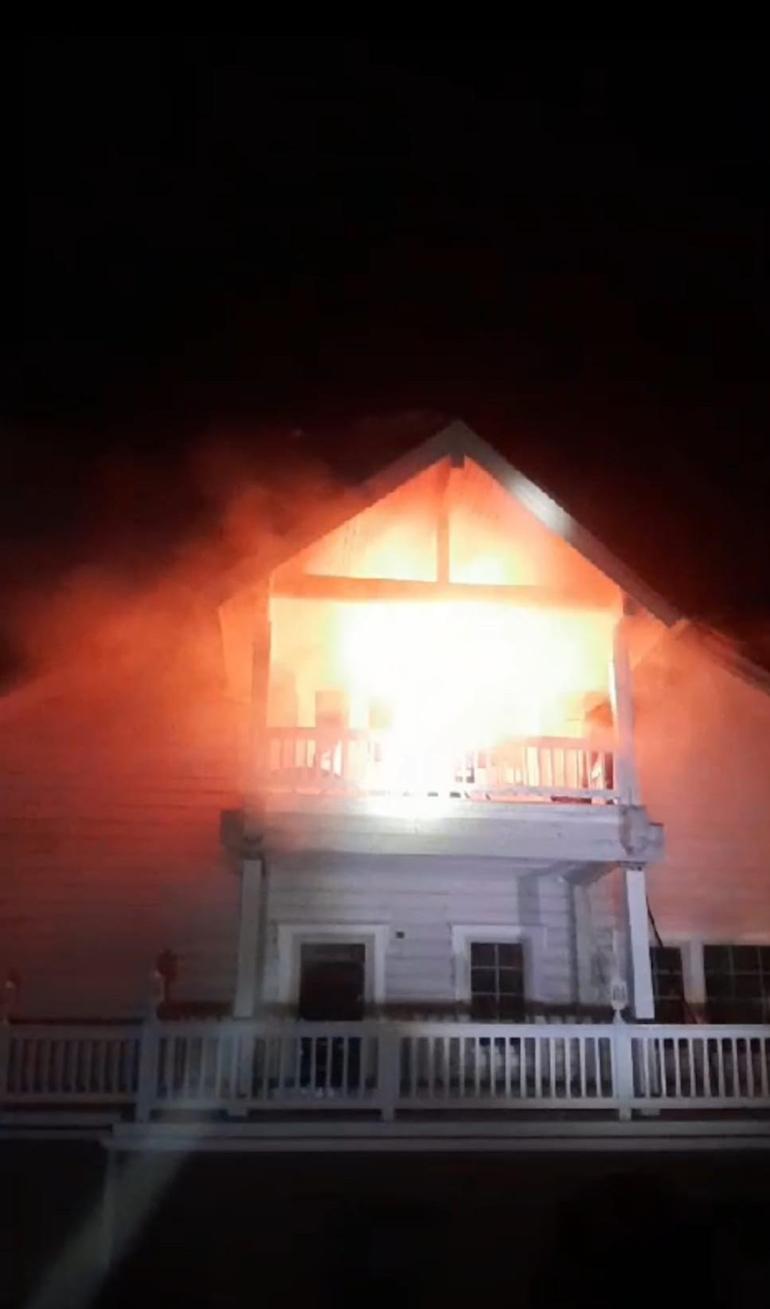 Kütük Ev, şömineden sıçrayan kıvılcımla yandı