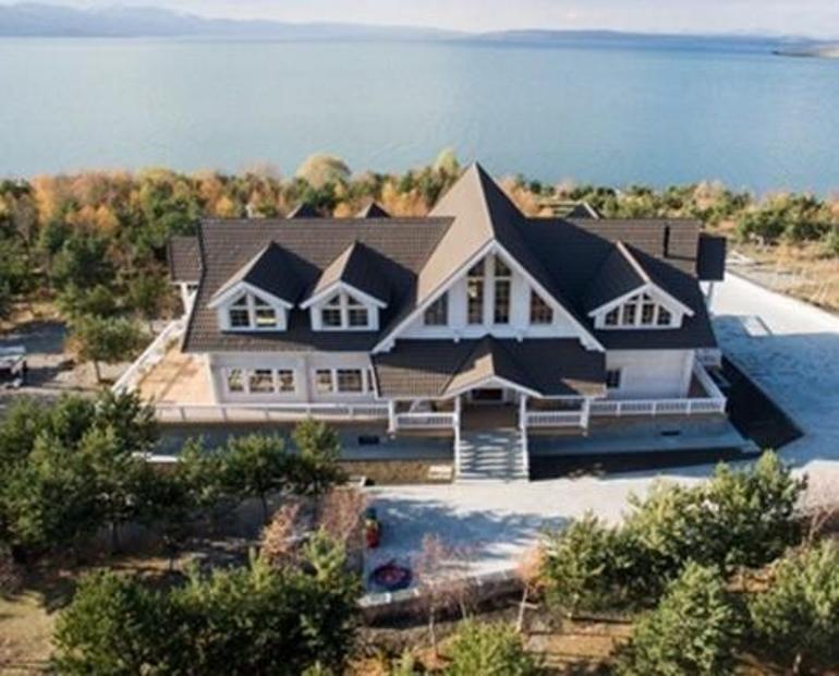 Kütük Ev, şömineden sıçrayan kıvılcımla yandı