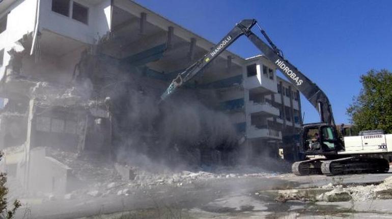Avcılar’da depreme dayanıksız okul yıkıldı