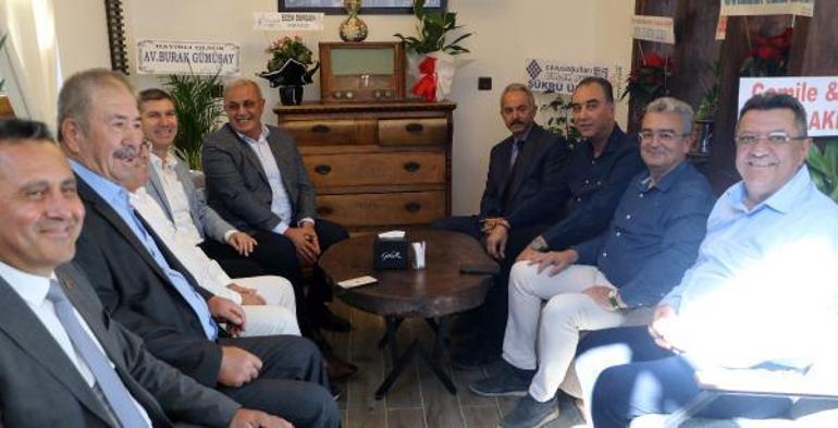 Eski vekilin açtığı kafenin gelirleri öğrencilere burs olacak