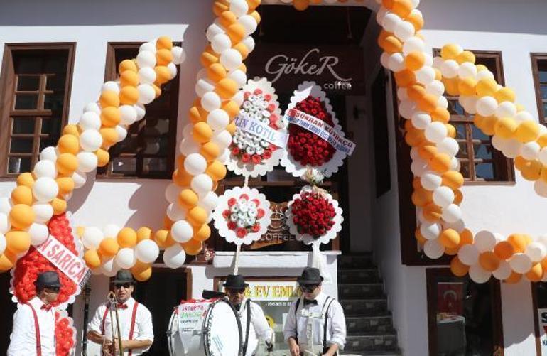 Eski vekilin açtığı kafenin gelirleri öğrencilere burs olacak