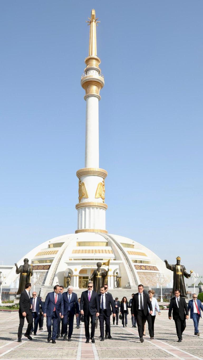 Bakan Fidan, Türkmenistan Bağımsızlık Anıtı’na çelenk koydu