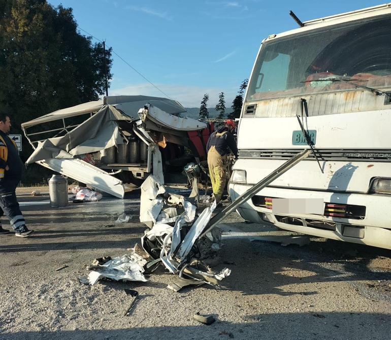 Süt toplama kamyoneti kamyona çarptı; 1 ölü, 6 yaralı