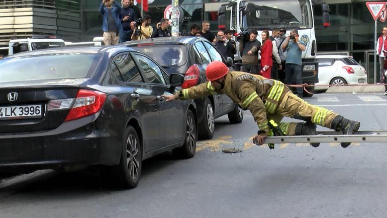 Şişlide kaldırım çöktü, çukura düşen kadın yaralandı