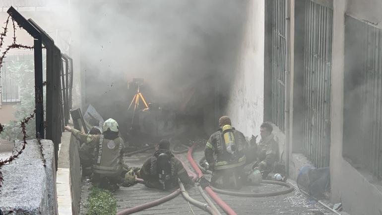 Eyüpsultanda müzik aleti imalathanesinde yangın; 2 itfaiyeci dumandan etkilendi