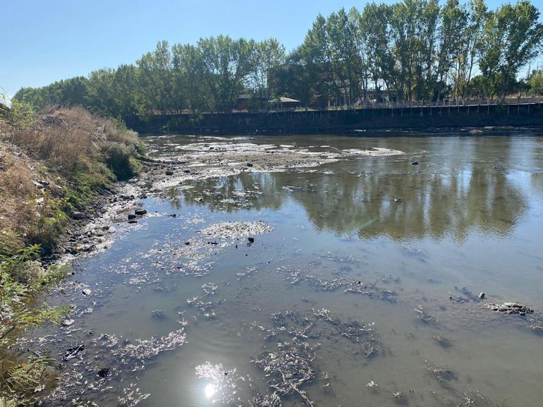 Tunca Nehrinde su seviyesi azaldı, atılan çöpler ortaya çıktı