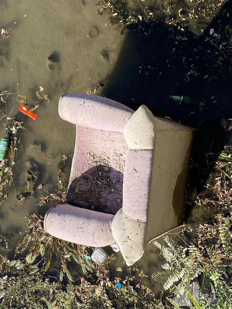 Tunca Nehrinde su seviyesi azaldı, atılan çöpler ortaya çıktı